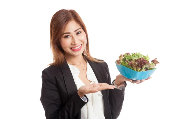 Здоровая азиатская деловая женщина с салатом — стоковое фото