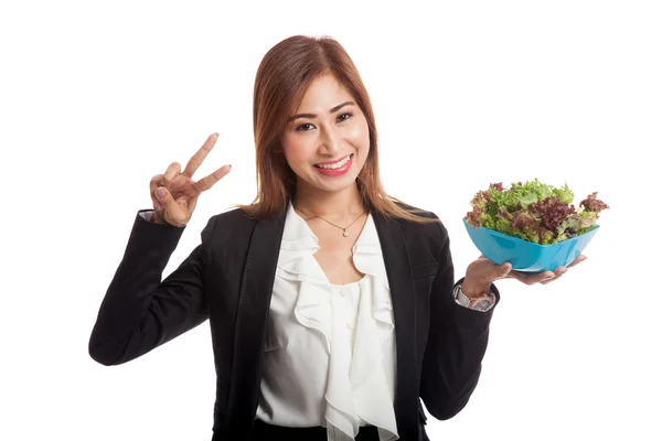 Υγιής επιχείρηση ασιατική γυναίκα εμφάνιση σήμα της νίκης με σαλάτα — Φωτογραφία Αρχείου