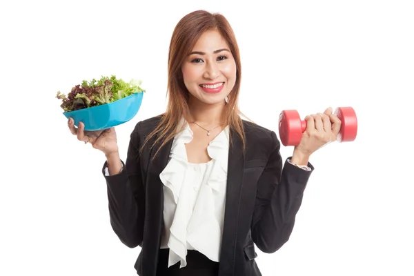 Egészséges ázsiai üzleti nő a súlyzók és salátával — Stock Fotó