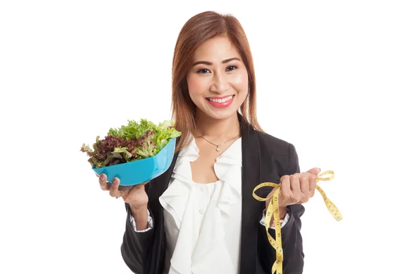 Здоровая азиатская деловая женщина с измерительной лентой и салатом — стоковое фото