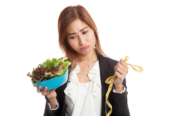 Mujer de negocios asiática infeliz con cinta métrica y ensalada —  Fotos de Stock