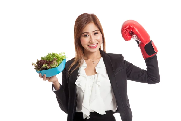 Joven mujer de negocios asiática con guante de boxeo y ensalada — Foto de Stock