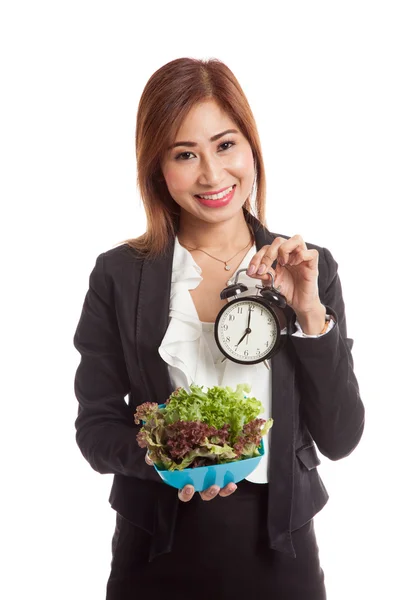 Ung asiatisk forretningskvinne med klokke og salat – stockfoto