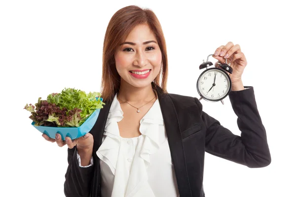Wanita bisnis muda Asia dengan jam dan salad — Stok Foto