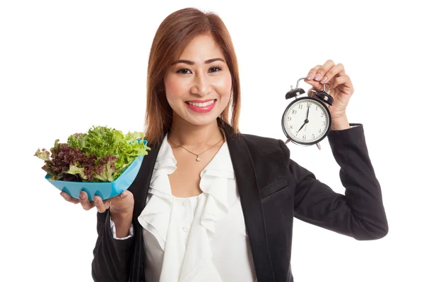 Giovane donna d'affari asiatica con orologio e insalata — Foto Stock