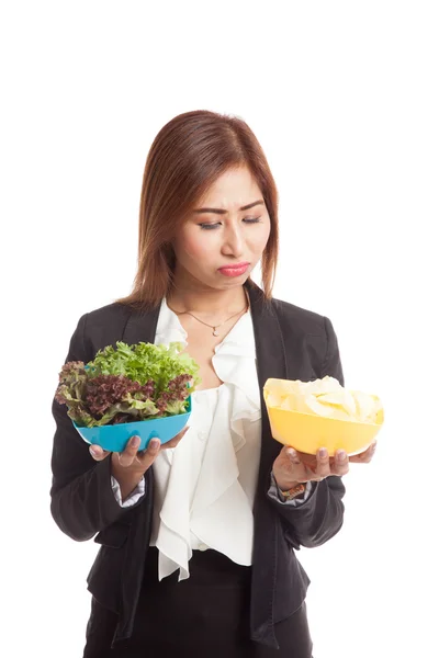 Joven mujer de negocios asiática con papas fritas y ensalada —  Fotos de Stock