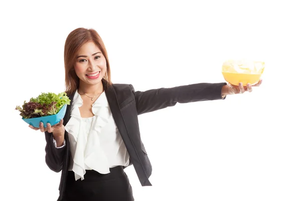 Joven mujer de negocios asiática con papas fritas y ensalada — Foto de Stock