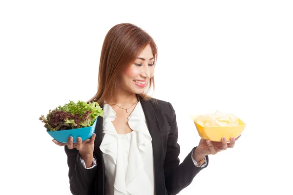 Ung asiatisk forretningskvinne med potetgull og salat – stockfoto