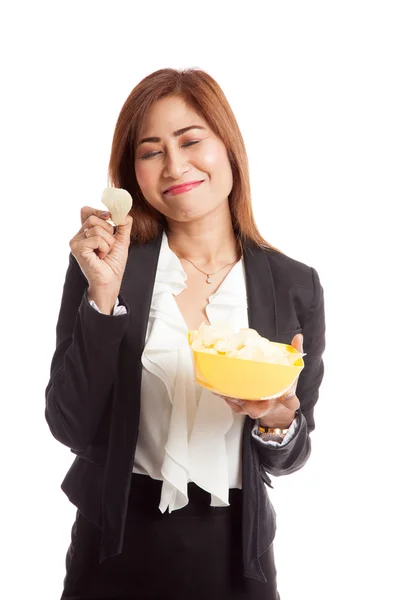 Jovem mulher asiática comer batatas fritas — Fotografia de Stock