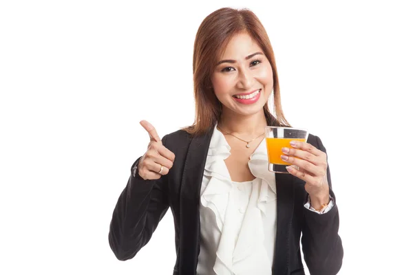 Jovem mulher asiática polegares até beber suco de laranja — Fotografia de Stock