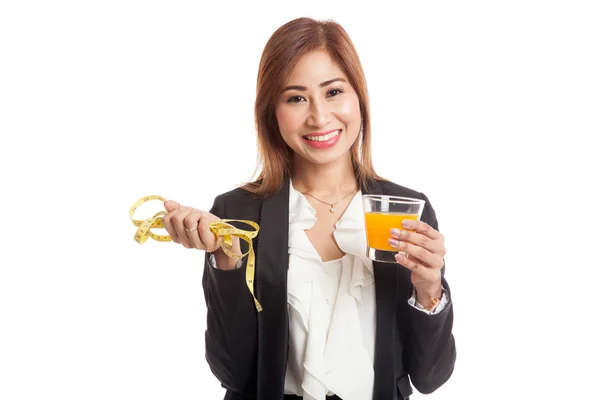 アジアの女性ドリンク オレンジ ジュース ホールド測定テープ — ストック写真