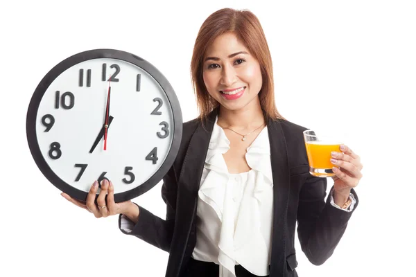 Femme asiatique avec une horloge boisson jus d'orange — Photo