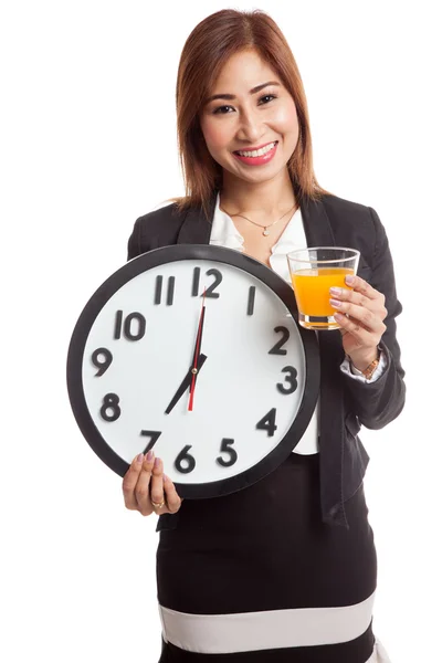 Mujer asiática con un reloj beber jugo de naranja — Foto de Stock
