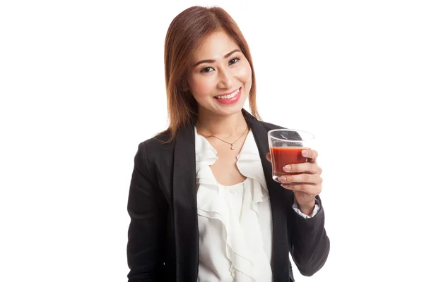 Junge asiatische Geschäftsfrau trinken Tomatensaft — Stockfoto