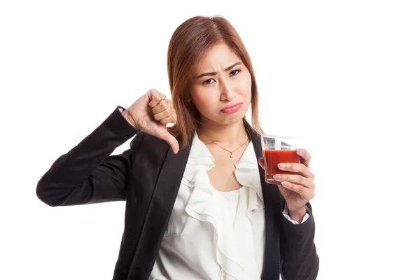 Ásia mulher polegares para baixo ódio tomate suco — Fotografia de Stock