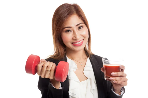 Saludable mujer asiática con mancuerna y jugo de tomate — Foto de Stock