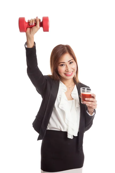 Saludable mujer asiática con mancuerna y jugo de tomate — Foto de Stock