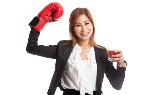 Joven mujer de negocios asiática con jugo de tomate y guante de boxeo —  Fotos de Stock