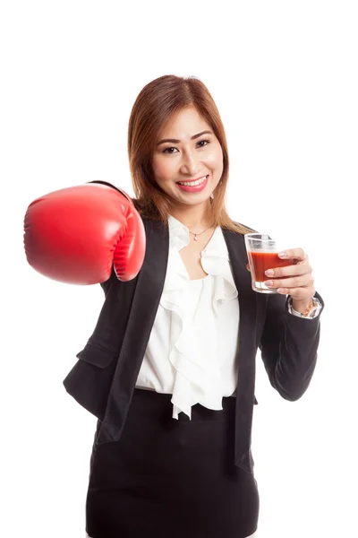 Joven mujer de negocios asiática con jugo de tomate y guante de boxeo —  Fotos de Stock