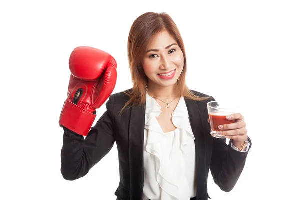 年轻的亚洲业务女人与番茄汁和拳击手套 — 图库照片