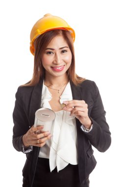 Bir madeni para ve para banka Asya mühendis kadınla