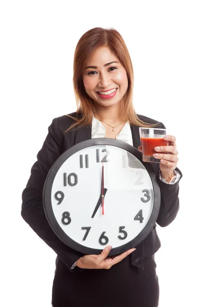 年轻的亚洲业务女人与番茄汁和时钟 — 图库照片