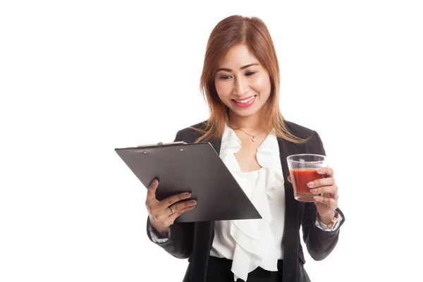 Aziatische zakenvrouw met Klembord en tomaat SAP — Stockfoto