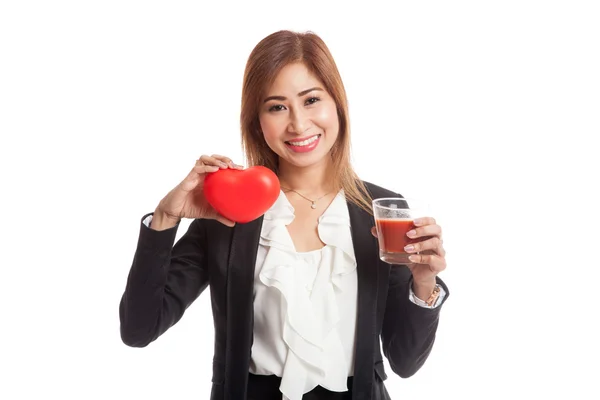 Wanita bisnis muda Asia dengan jus tomat dan hati merah — Stok Foto