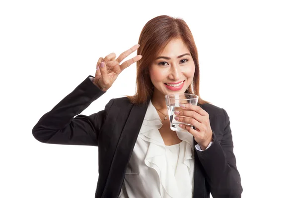 Young Asian woman show victory sign with a glass of drinking wat — Stock Photo, Image