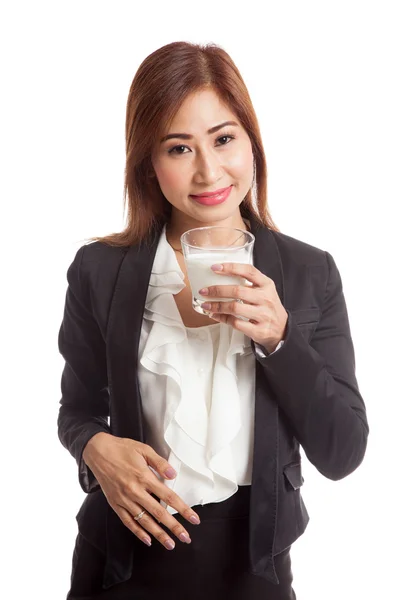 Gesunde asiatische Frau trinkt ein Glas Milch — Stockfoto