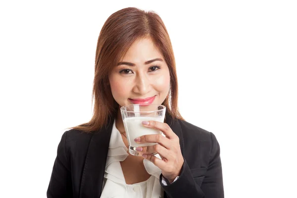 Gezonde Aziatische vrouw drinken van een glas melk — Stockfoto