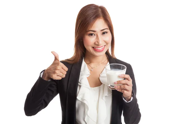 Gesunde asiatische Frau trinken ein Glas Milch Daumen nach oben — Stockfoto