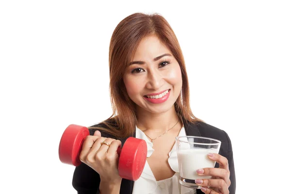 Gezonde Aziatische vrouw drinken van een glas melk en halter — Stockfoto