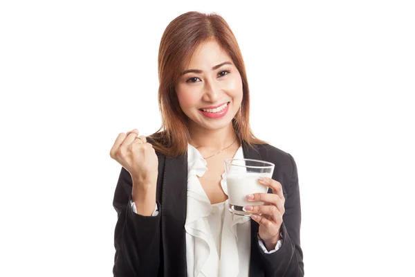 Gesunde asiatische Frau trinkt ein Glas Milch — Stockfoto