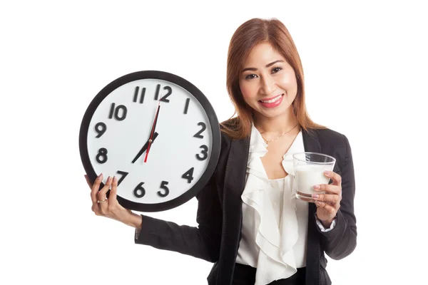 Gesunde asiatische Frau trinkt Glas Milch halten Uhr — Stockfoto