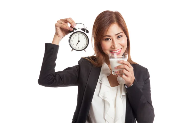 Saludable mujer asiática bebiendo vaso de leche celebrar reloj —  Fotos de Stock