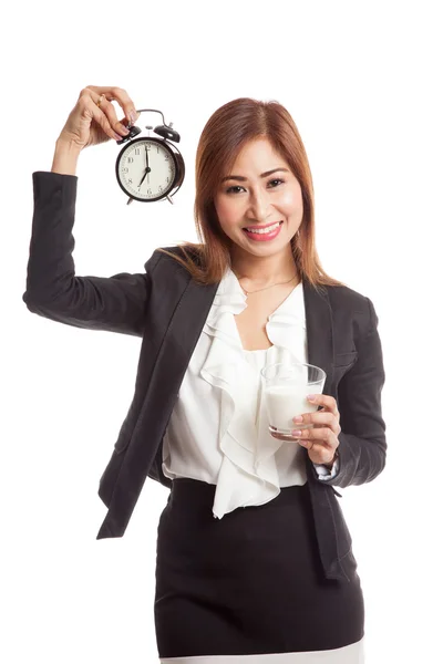 Υγιή γυναίκα της Ασίας γυαλί κατανάλωσης γάλακτος κρατήστε ρολόι — Φωτογραφία Αρχείου