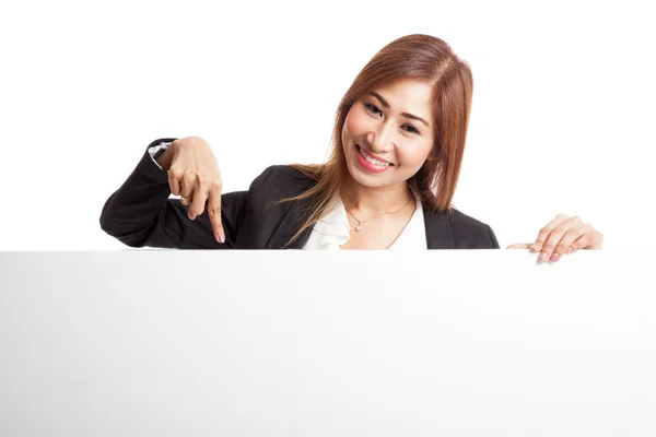 Junge asiatische Frau zeigt auf ein leeres Schild — Stockfoto
