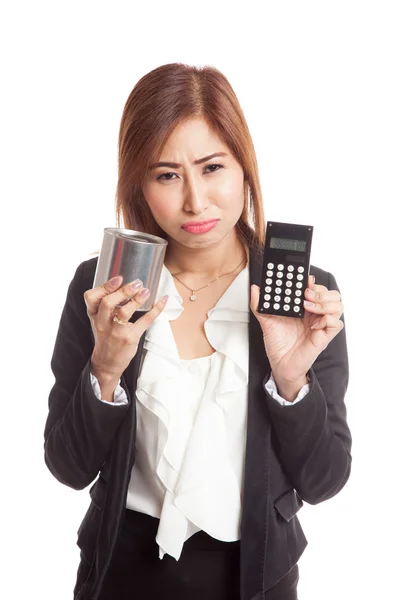 Mulher de negócios asiática infeliz com calculadora e banco — Fotografia de Stock