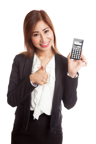 Asian business woman thumbs up with calculator — Stock Photo, Image