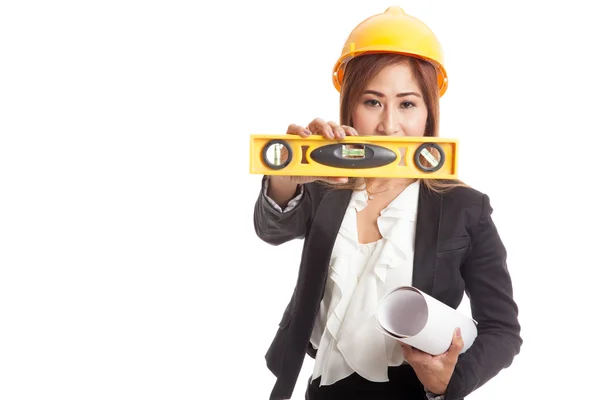 Azjatycki inżynier kobieta z plany i poziom — Zdjęcie stockowe