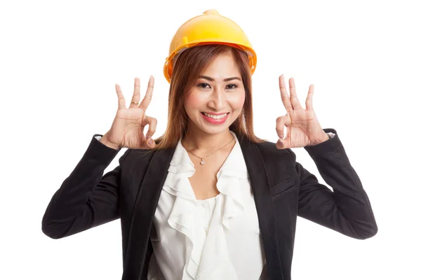 アジアのエンジニアの女性両手で [ok] を表示します。 — ストック写真