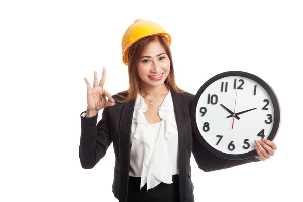 Asiatico ingegnere donna spettacolo OK con un orologio — Foto Stock