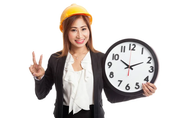 Asiatico ingegnere donna spettacolo vittoria segno con un orologio — Foto Stock