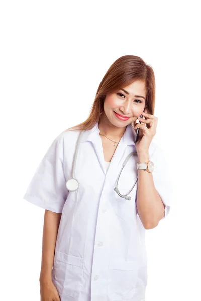 Азиатская девушка-врач со стетоскопом пользуется мобильным телефоном — стоковое фото