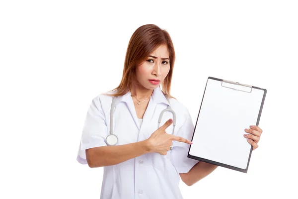 Enojado asiático joven mujer doctor punto a blanco portapapeles —  Fotos de Stock