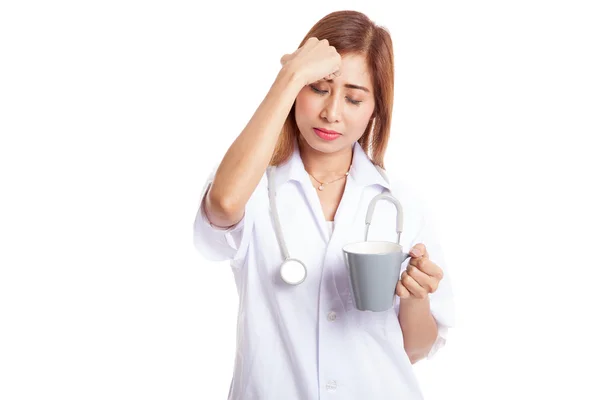 Asiática jovem médico feminino tem dor de cabeça com uma xícara de café — Fotografia de Stock