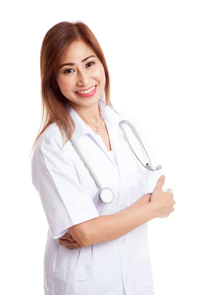 Retrato de ásia feminino médico dobrado braços e sorriso — Fotografia de Stock