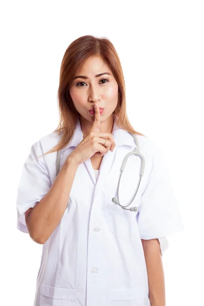 Asiatico giovane femmina medico fare quiet segno — Foto Stock