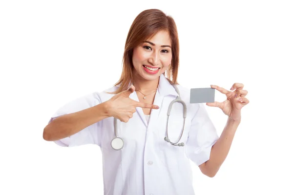 Asiática joven médico punto a la tarjeta en blanco —  Fotos de Stock
